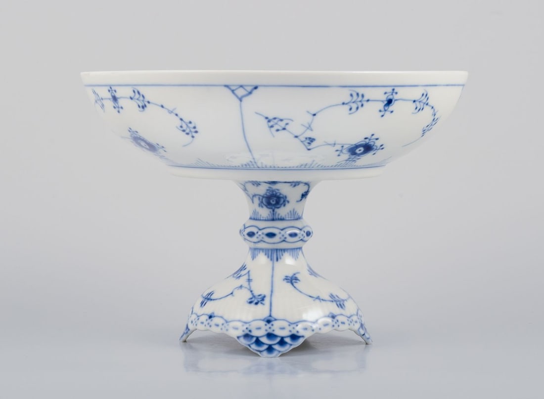 Royal Copenhagen Blue Fluted Half Lace, large centerpiece in porcelain. - 4