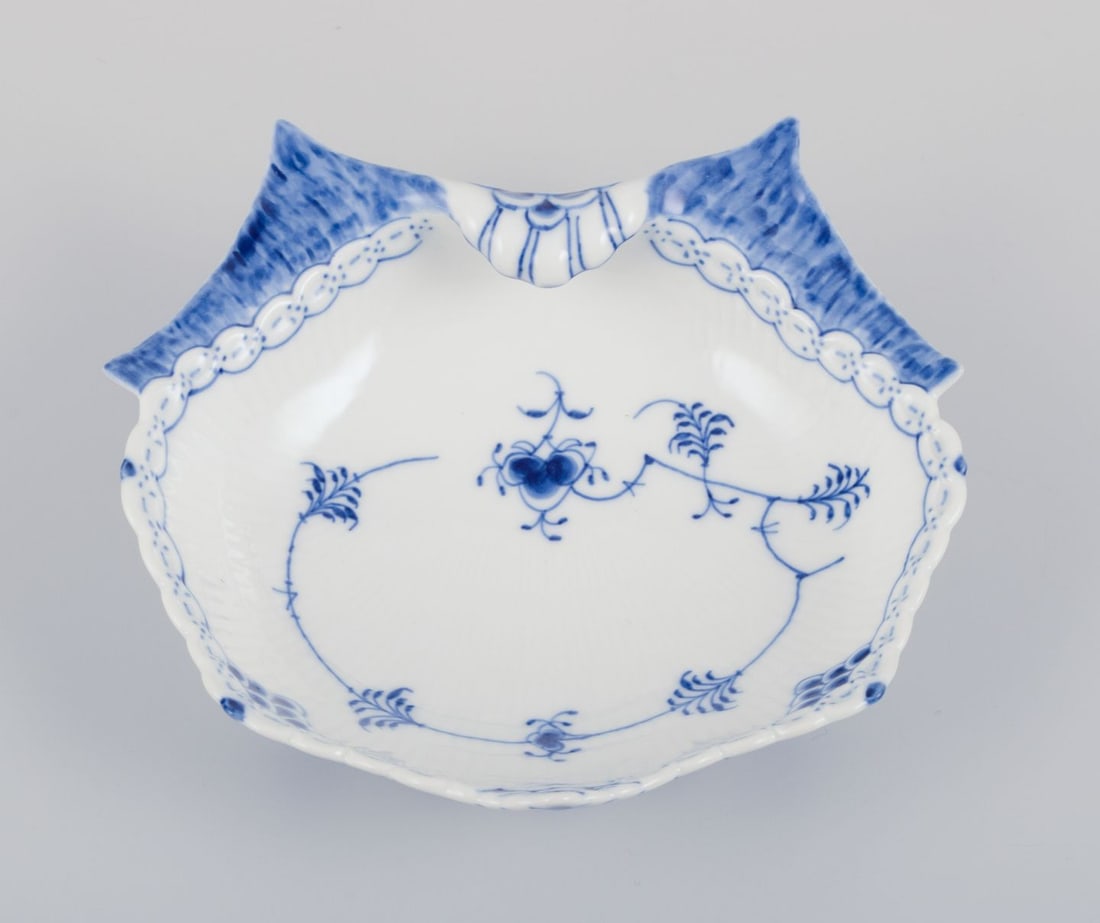Royal Copenhagen Blue Fluted Half Lace, mussel-shaped bowl. Dated 1969-1974. (1 of 9)