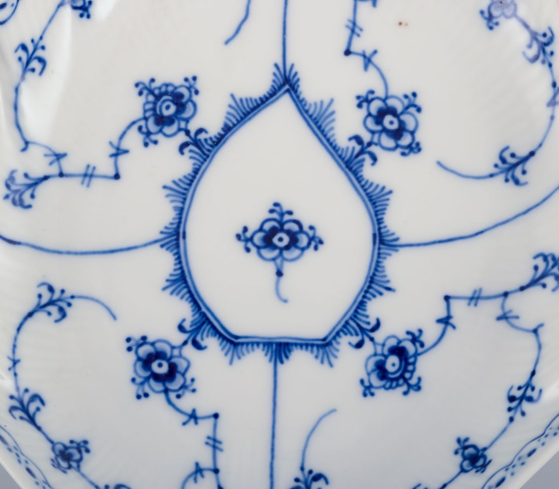 Royal Copenhagen Blue Fluted Half Lace, leaf-shaped dish with handle. Dated 1968. - 4