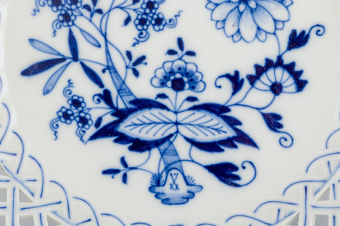 Meissen, Germany. Blue Onion pattern. Large round open lace plate. Approx. 1900. - 5