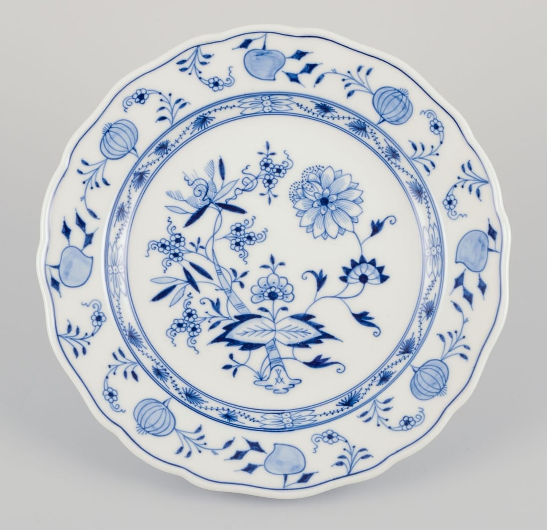 Meissen, Germany. Blue Onion pattern. Three deep dinner plates in porcelain. Approx. 1900. - 3