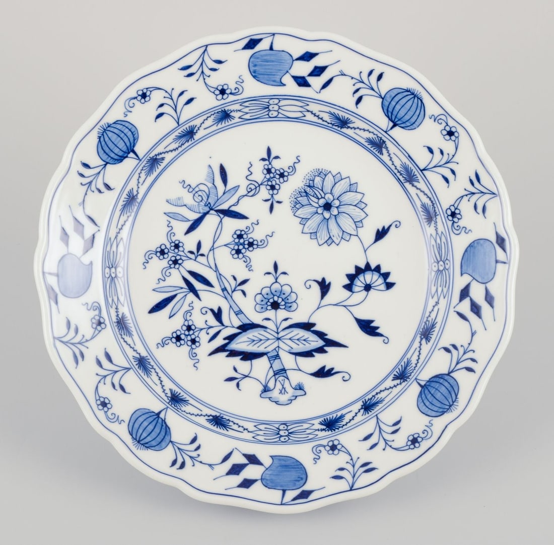Meissen, Germany. Blue Onion pattern. Three deep dinner plates in porcelain. Approx. 1900. - 5