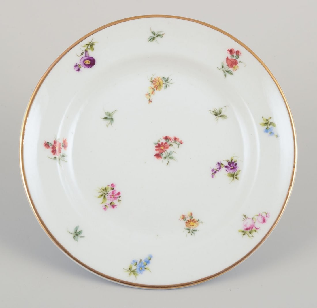 Six small porcelain plates. Hand-painted with polychrome floral motifs and gold rims. - 3