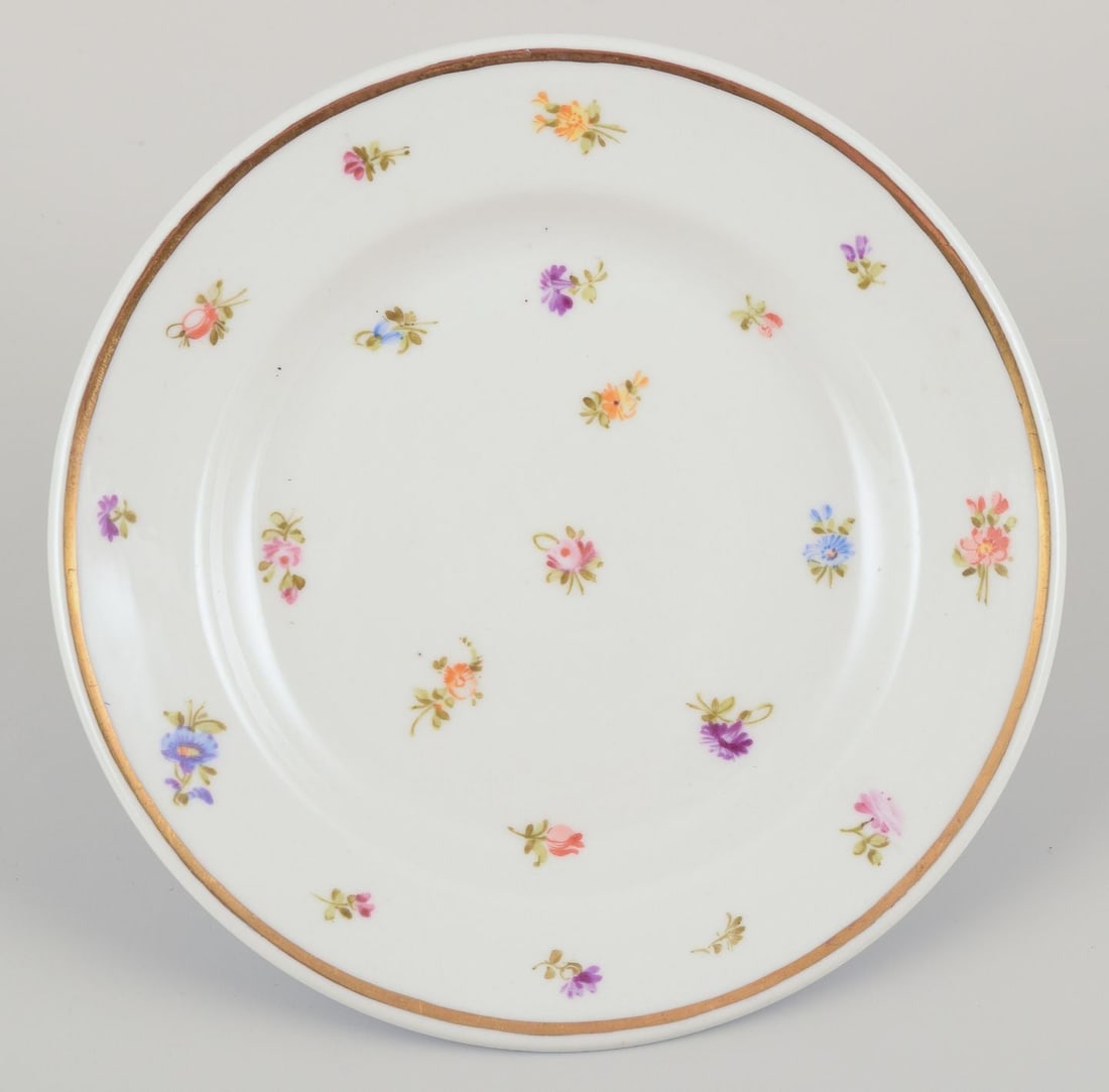 Six small porcelain plates. Hand-painted with polychrome floral motifs and gold rims. - 8