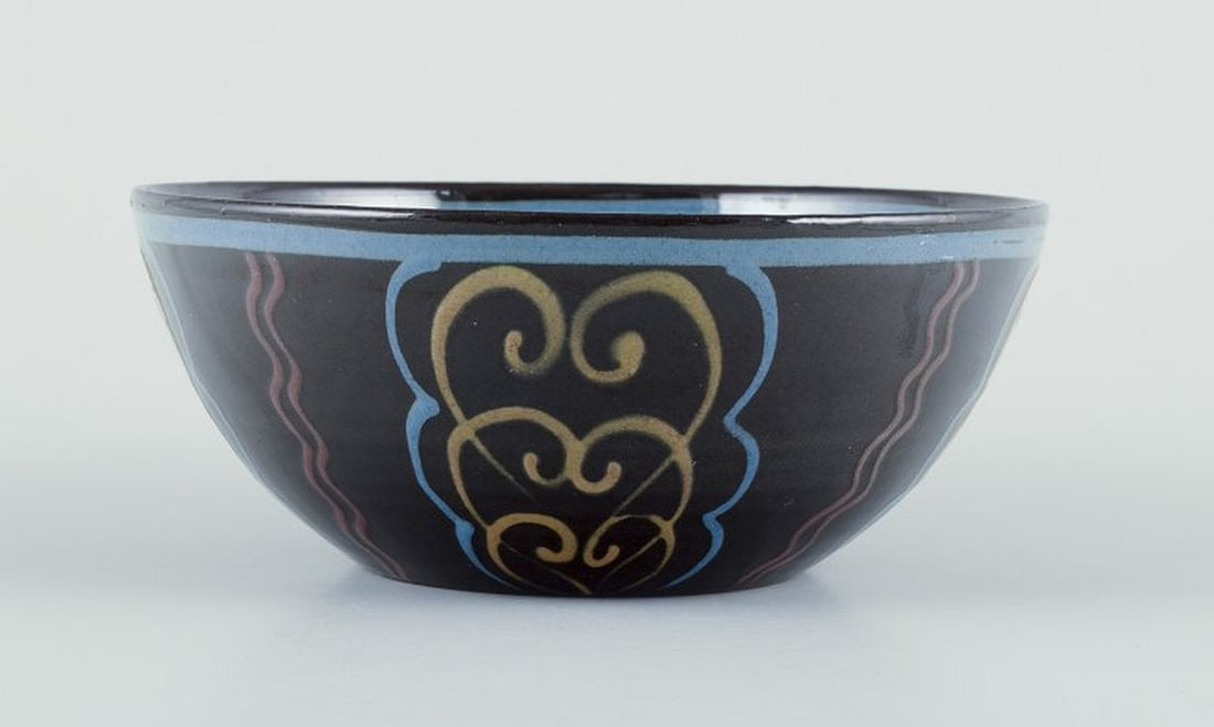 Kähler, Denmark. Ceramic bowl. Polychrome glaze on a black base. Circa 1930s. - 3