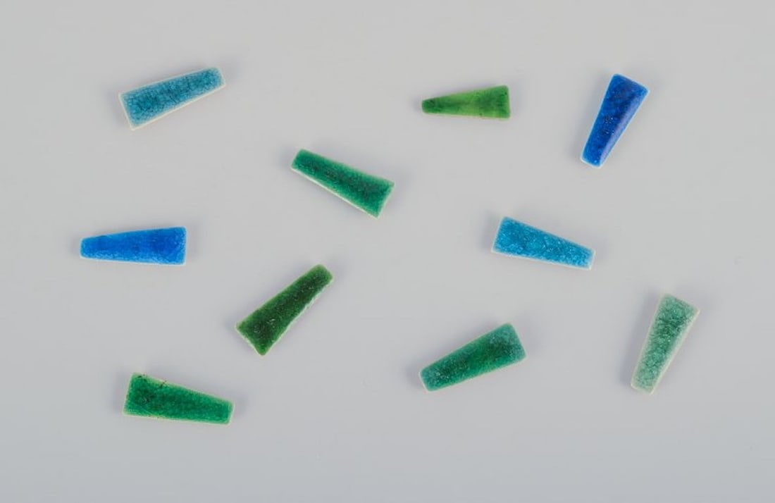 Ole Bjørn Krüger, Danish sculptor and ceramicist. Ten unique brooches in glazed stoneware: Ole Bjørn Krüger (1922-2007), Danish sculptor and ceramicist. Ten unique brooches in glazed stoneware in blue and green hues. From the 1960s/70s. In excellent condition. Partially marked.