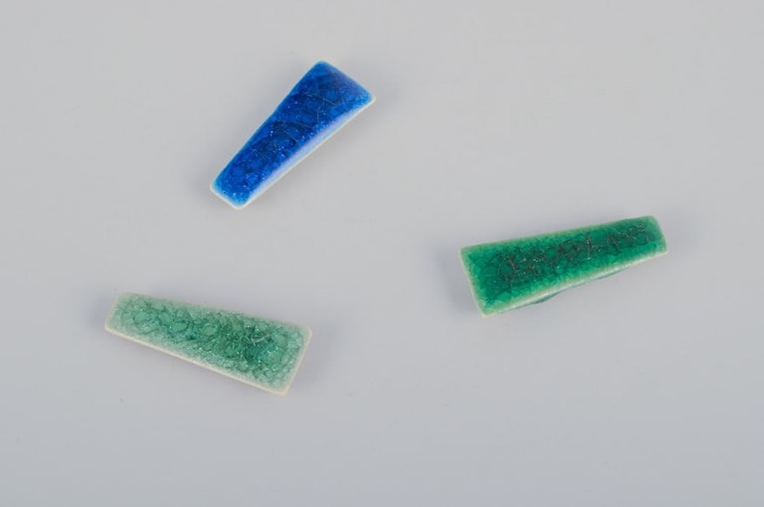 Ole Bjørn Krüger, Danish sculptor and ceramicist. Ten unique brooches in glazed stoneware - 4