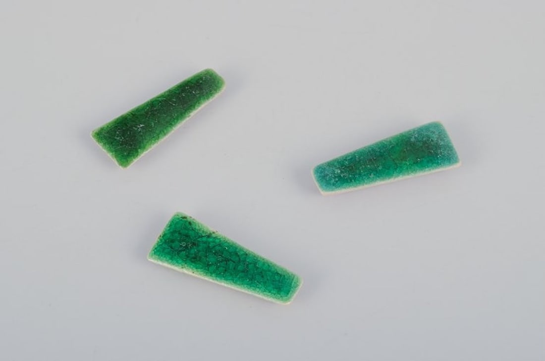 Ole Bjørn Krüger, Danish sculptor and ceramicist. Ten unique brooches in glazed stoneware - 5