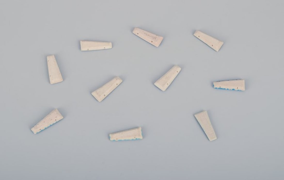 Ole Bjørn Krüger, Danish sculptor and ceramicist. Ten unique brooches in glazed stoneware - 8