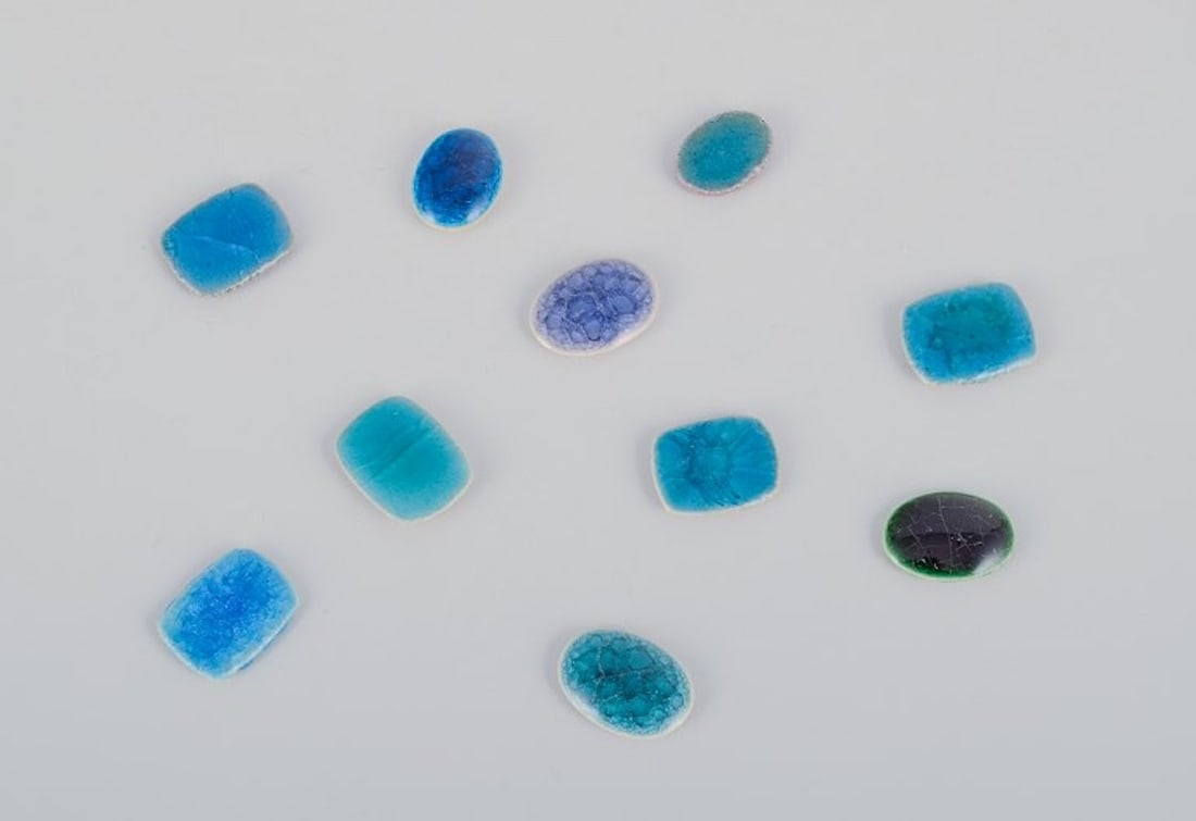 Ole Bjørn Krüger, Danish sculptor and ceramicist. Twenty unique brooches in glazed - 4