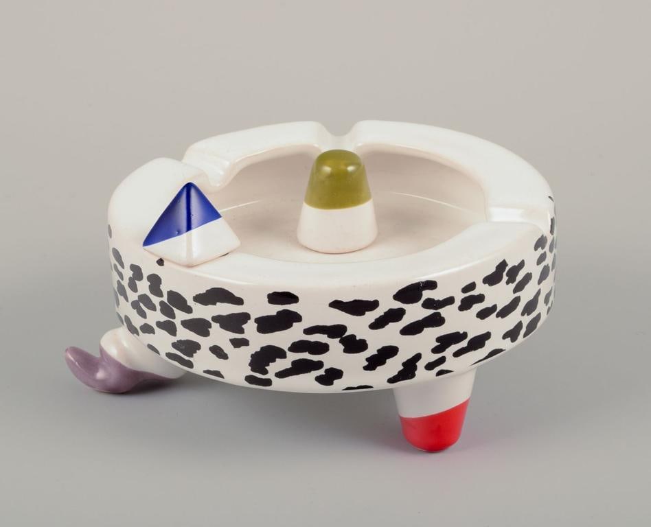 French studio ceramicist. Two ashtrays in faience. Abstract futuristic style. Late 20th C. - 4