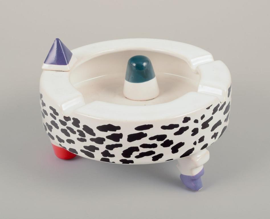 French studio ceramicist. Two ashtrays in faience. Abstract futuristic style. Late 20th C. - 5