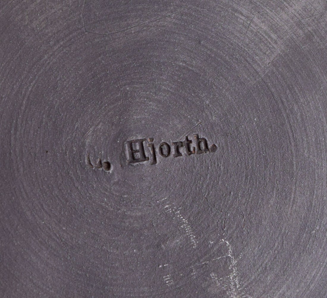 Hjorth, Bornholm. Wall plaque and lidded jar in black terracotta. Early 20th C. - 6