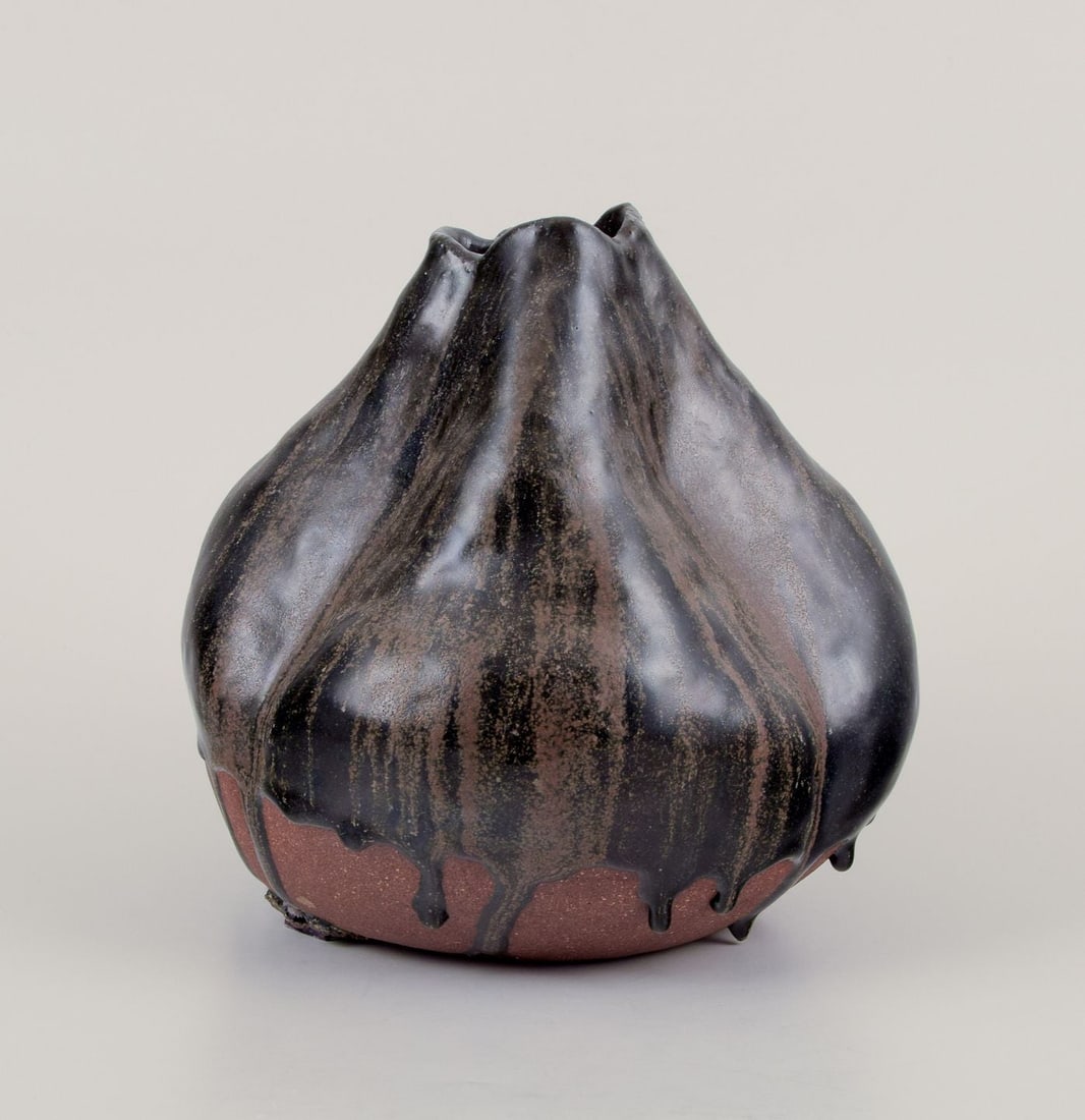 European studio ceramist. Large ceramic vase with organic shape and dark glaze. - 4