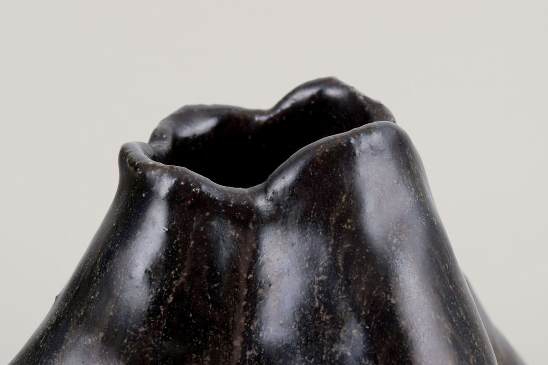European studio ceramist. Large ceramic vase with organic shape and dark glaze. - 5