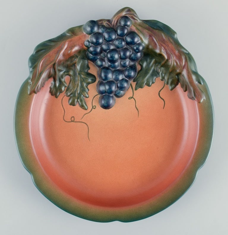 Erik Magnussen for Ipsens, Denmark. Art Nouveau dish in ceramic with vines and foliage. 1920s. - 4