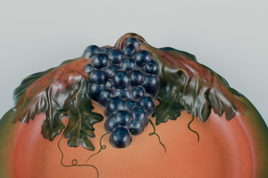 Erik Magnussen for Ipsens, Denmark. Art Nouveau dish in ceramic with vines and foliage. 1920s. - 7