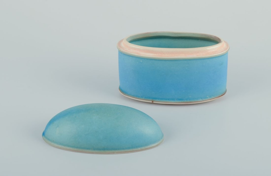 Beate Andersen, Danish ceramist. Lidded jar in ceramic with turquoise glaze. - 3