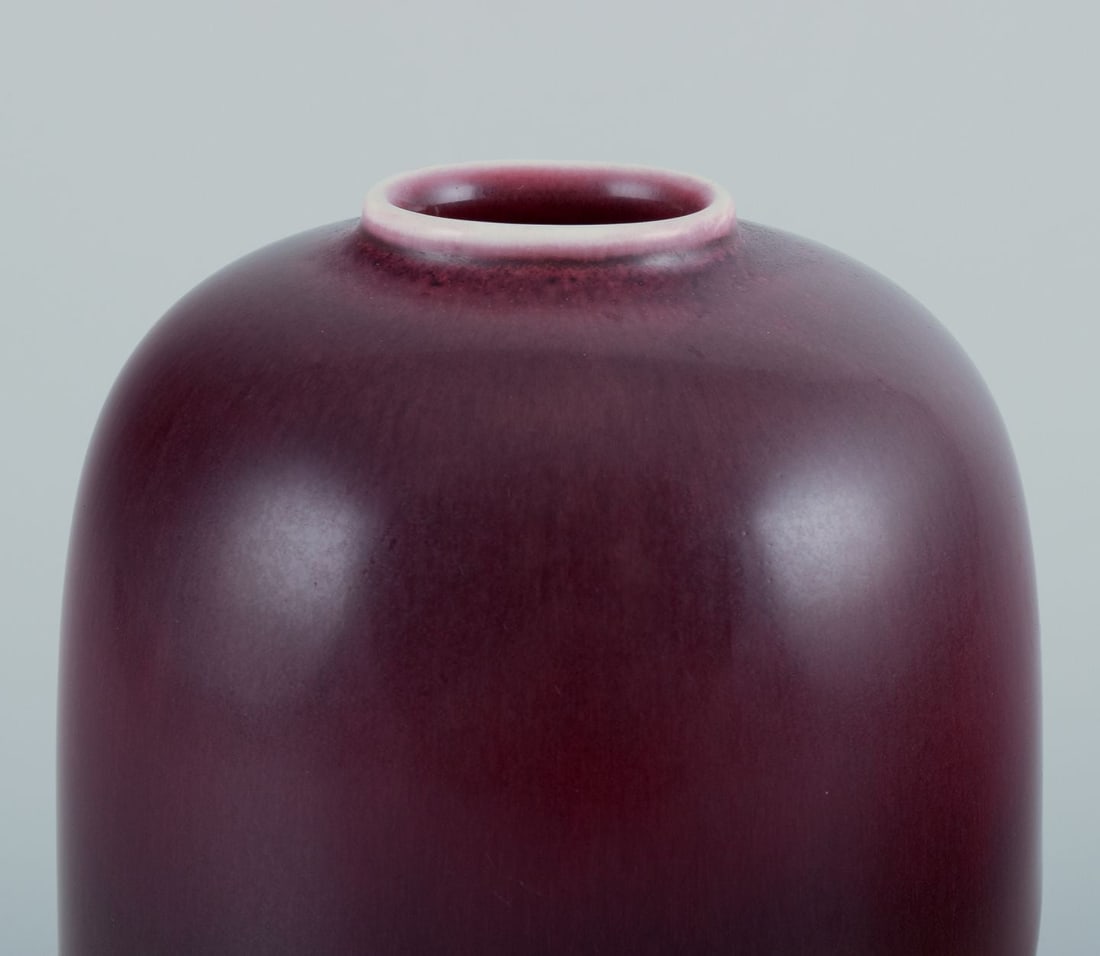 Nils Thorsson for Royal Copenhagen. Large ceramic vase with ox-blood glaze. Mid-20th C. - 4