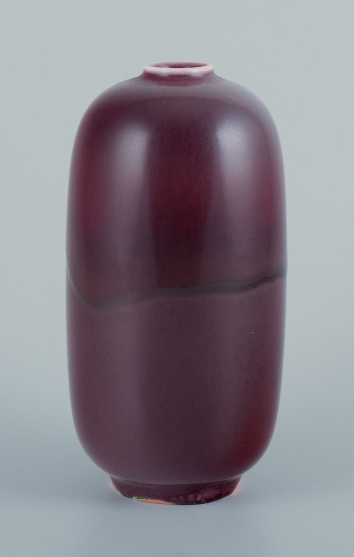 Nils Thorsson for Royal Copenhagen. Large ceramic vase with ox-blood glaze. Mid-20th C. - 5
