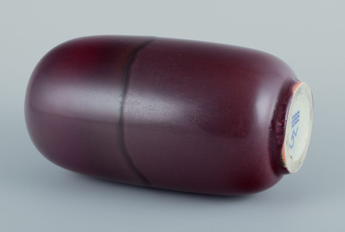 Nils Thorsson for Royal Copenhagen. Large ceramic vase with ox-blood glaze. Mid-20th C. - 7