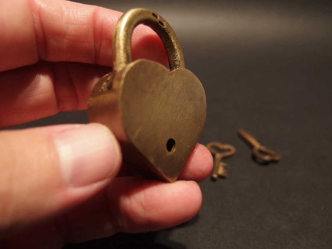 Cast Iron Trunk Chest Box Heart Padlock w Key - 4