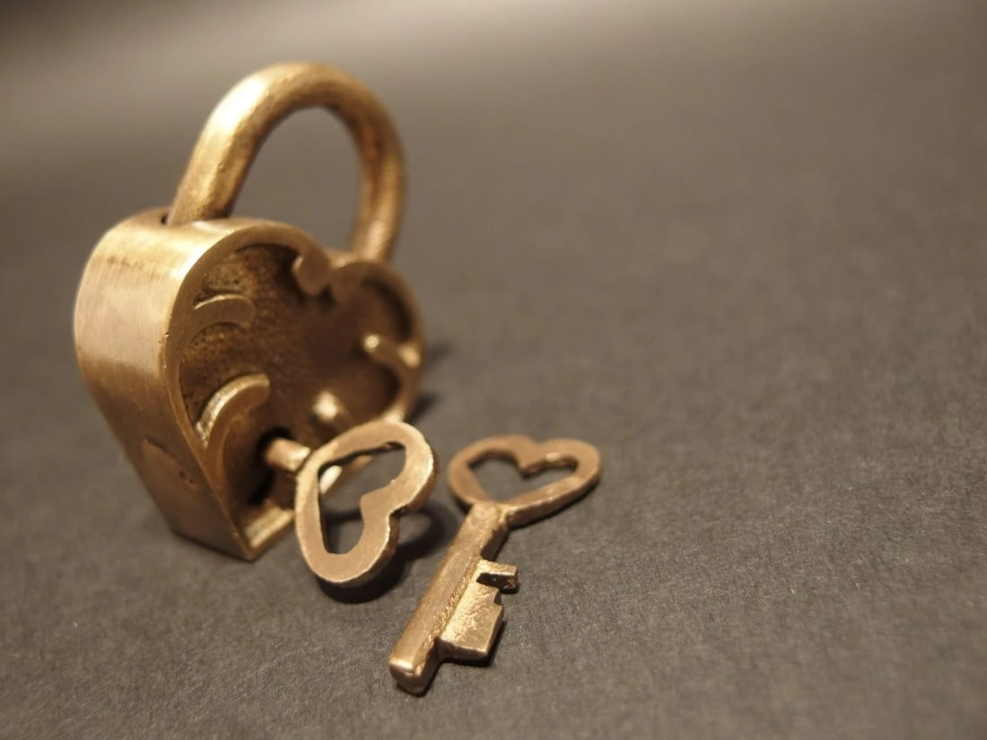 Cast Iron Trunk Chest Box Heart Padlock w Key - 5