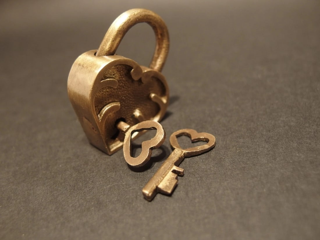 Cast Iron Trunk Chest Box Heart Padlock w Key - 6