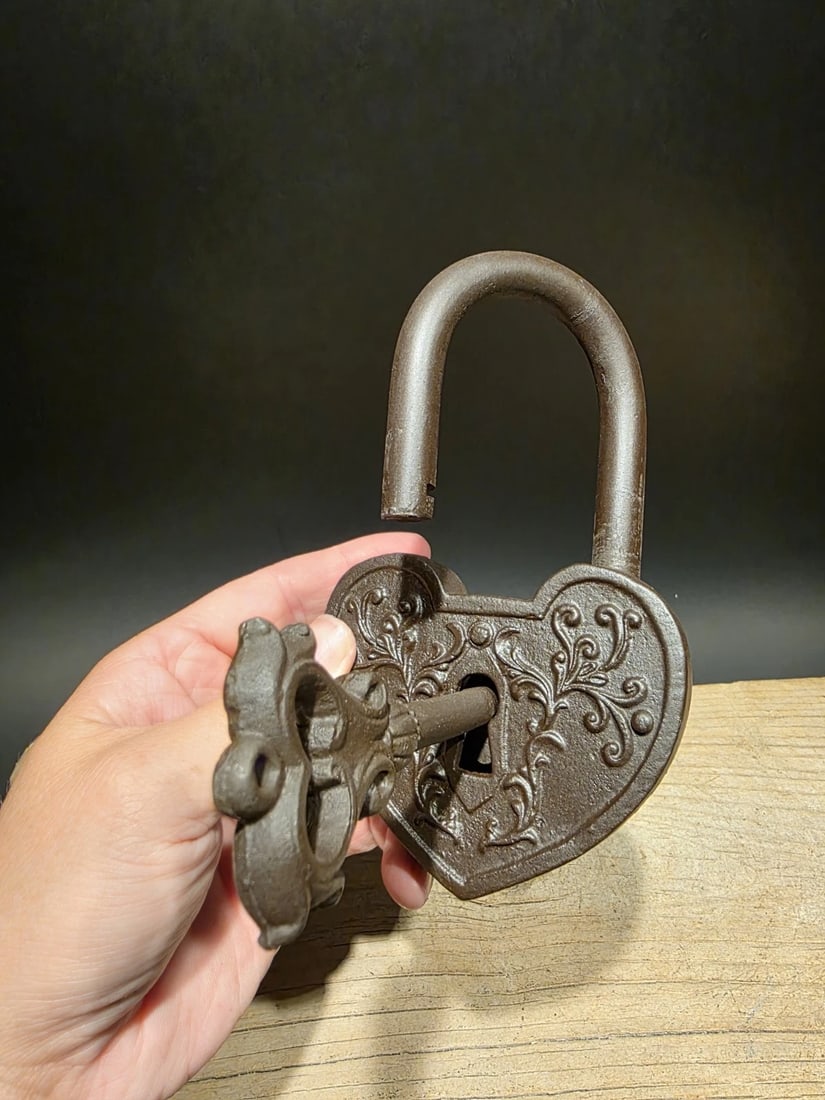 Cast Iron Heart Bridge Padlock Lock & Key - 3