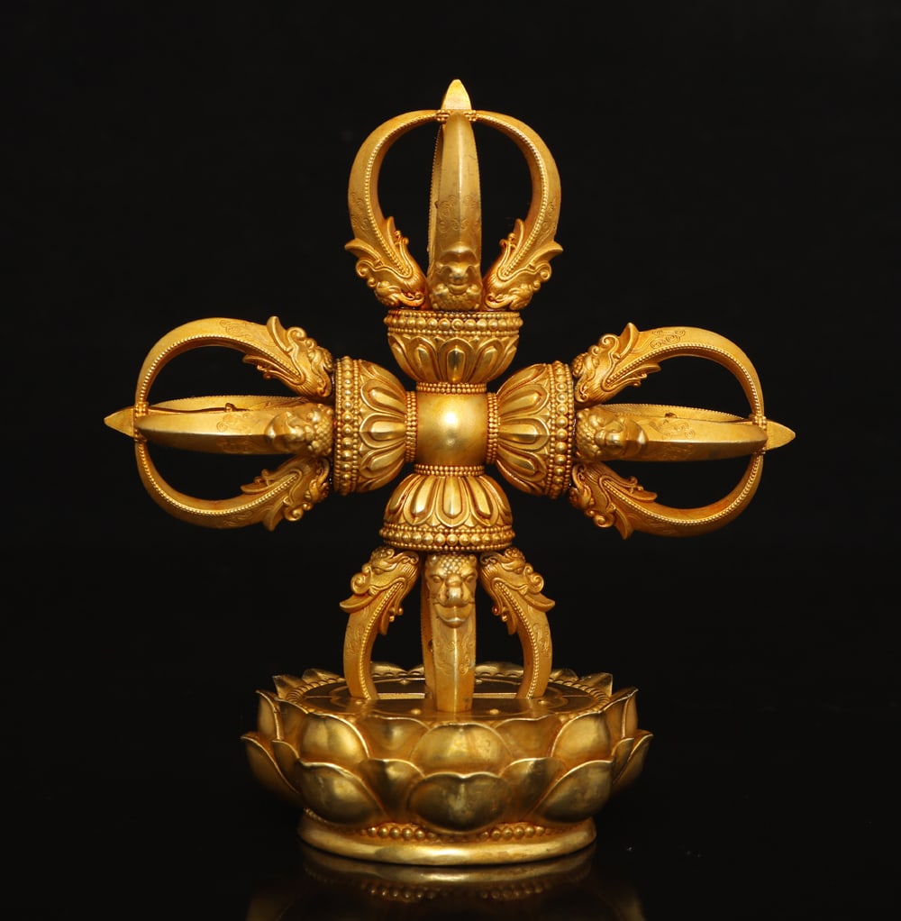 Vintage Gilt Gold Copper Pestle Xiangmo Statue: Title: Vintage Gilt Gold Copper Pestle Xiangmo Statue Origin: Chinese Date/Period: After1850 Materials: Gilt Gold Copper Dimensions: 180 (mm) 7.09 (inches) Weight: 2.14 lbs/ 973 g Reserve: $779.00 Shi