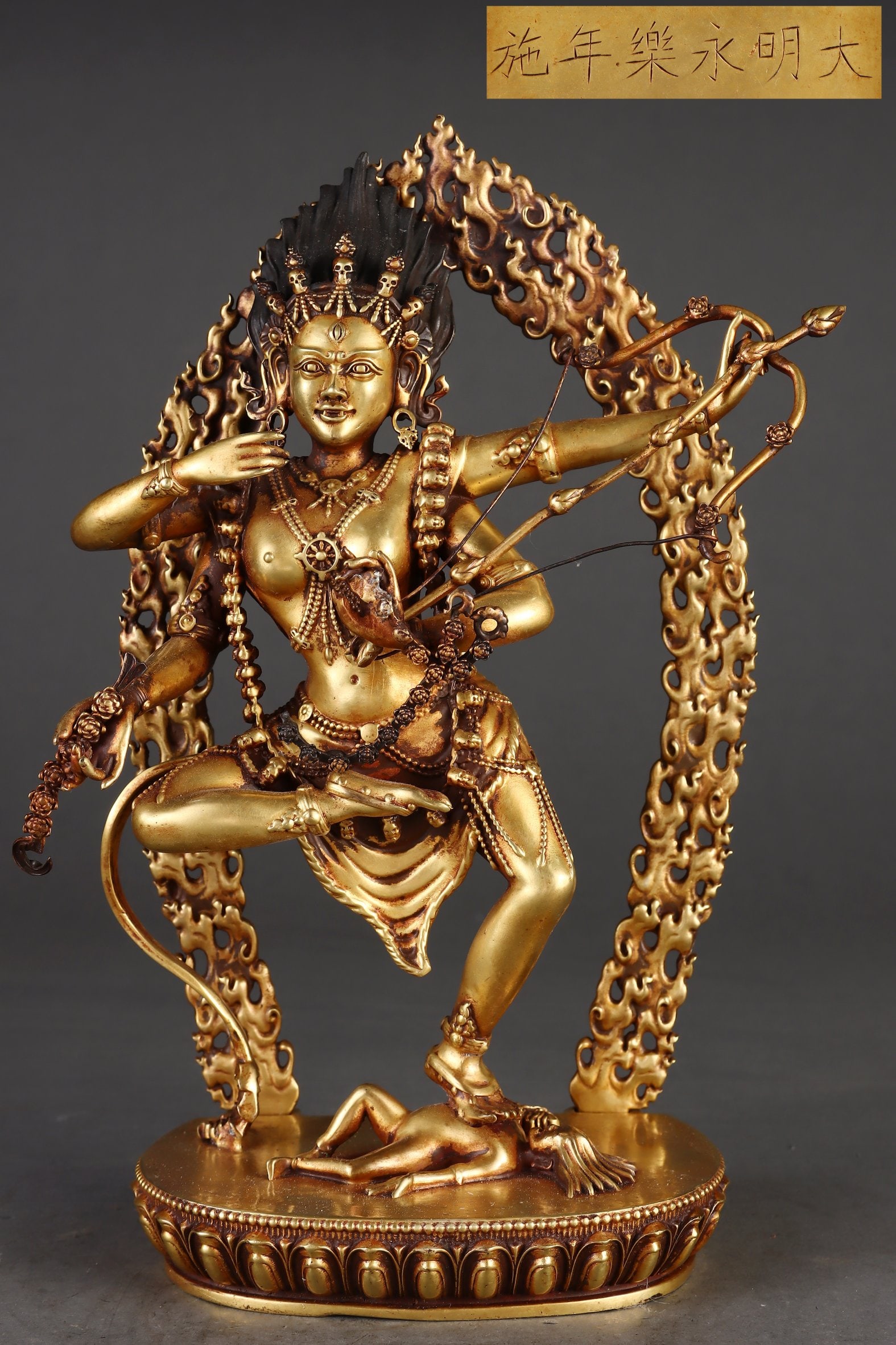 Vintage Gilt Gold Copper Buddha Statue: Title: Vintage Gilt Gold Copper Buddha Statue Origin: Chinese Date/Period: After1850 Materials: Gilt Gold Copper Dimensions: 265 x 180 (mm) 10.43 x 7.09 (inches) Weight: 6.28 lbs/ 2850g Reserve: