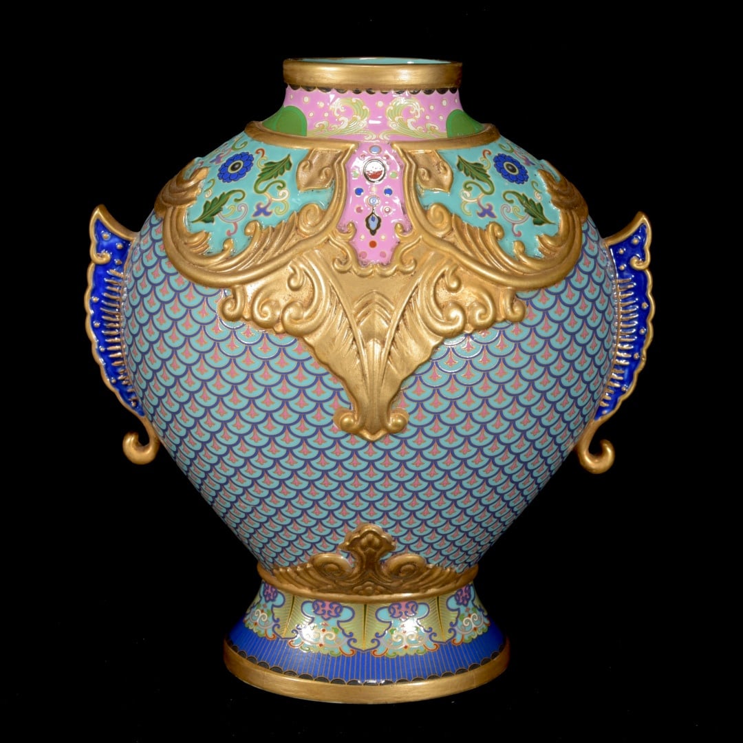 Gilt Gold Porcelain Vase Fish w Qianlong Mark: Title: Gilt Gold Porcelain Vase Fish w Qianlong Mark Origin: Chinese Date/Period: After1860 Materials: Porcelain Dimensions: 255x160(mm) 10.04x6.30(inches) Reserve: $899.00 Shipping: Domestic: Sh