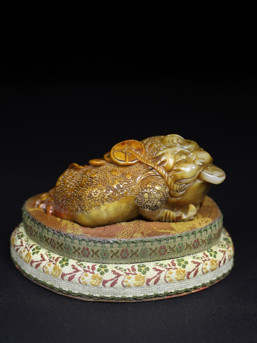 Vintage Yellow Shoushan Soapstone Hand-Carved Fortune Toad Statue: Title: Vintage Yellow Shoushan Soapstone Hand-Carved Fortune Toad Statue Origin: Chinese Date/Period: After1850 Materials: Shoushan Soapstone Dimensions: 40x100(mm) 1.57x3.94(inches) Weight 0.59