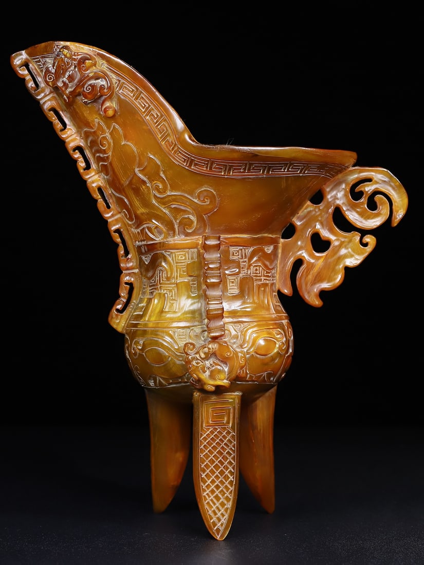 Vintage Ox Horn Wine Cup: Title: Vintage Ox Horn Wine Cup Origin: Chinese Date/Period: After1910 Materials: Ox Horn Dimensions: 290x250(mm) 11.42x9.84(inches) Weight 2.69 lbs/1220g Reserve: $1,199.00 Shipping: Domestic: