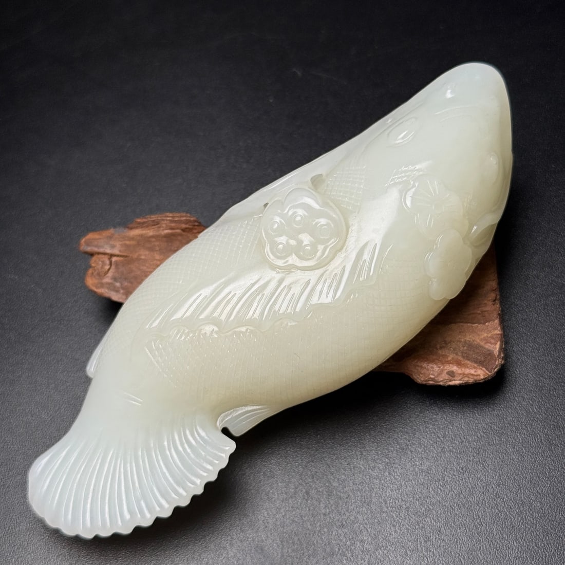 Old White Hetian Jade Fish Pendant Statue - 4