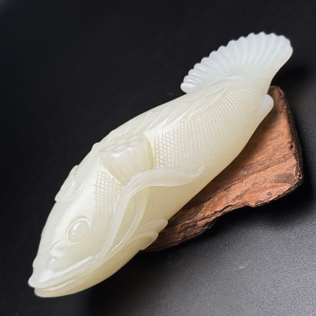 Old White Hetian Jade Fish Pendant Statue - 8