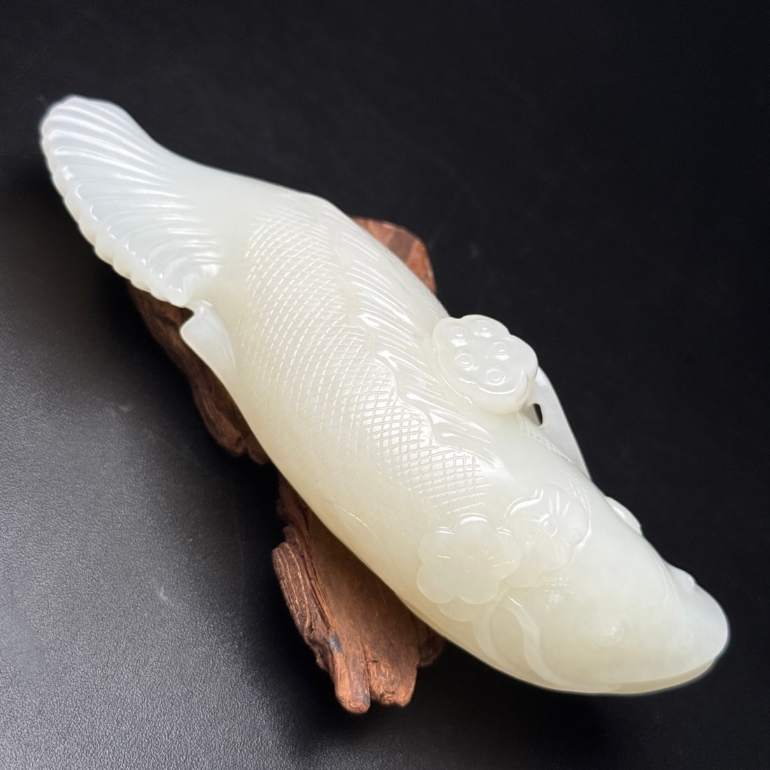 Old White Hetian Jade Fish Pendant Statue - 9