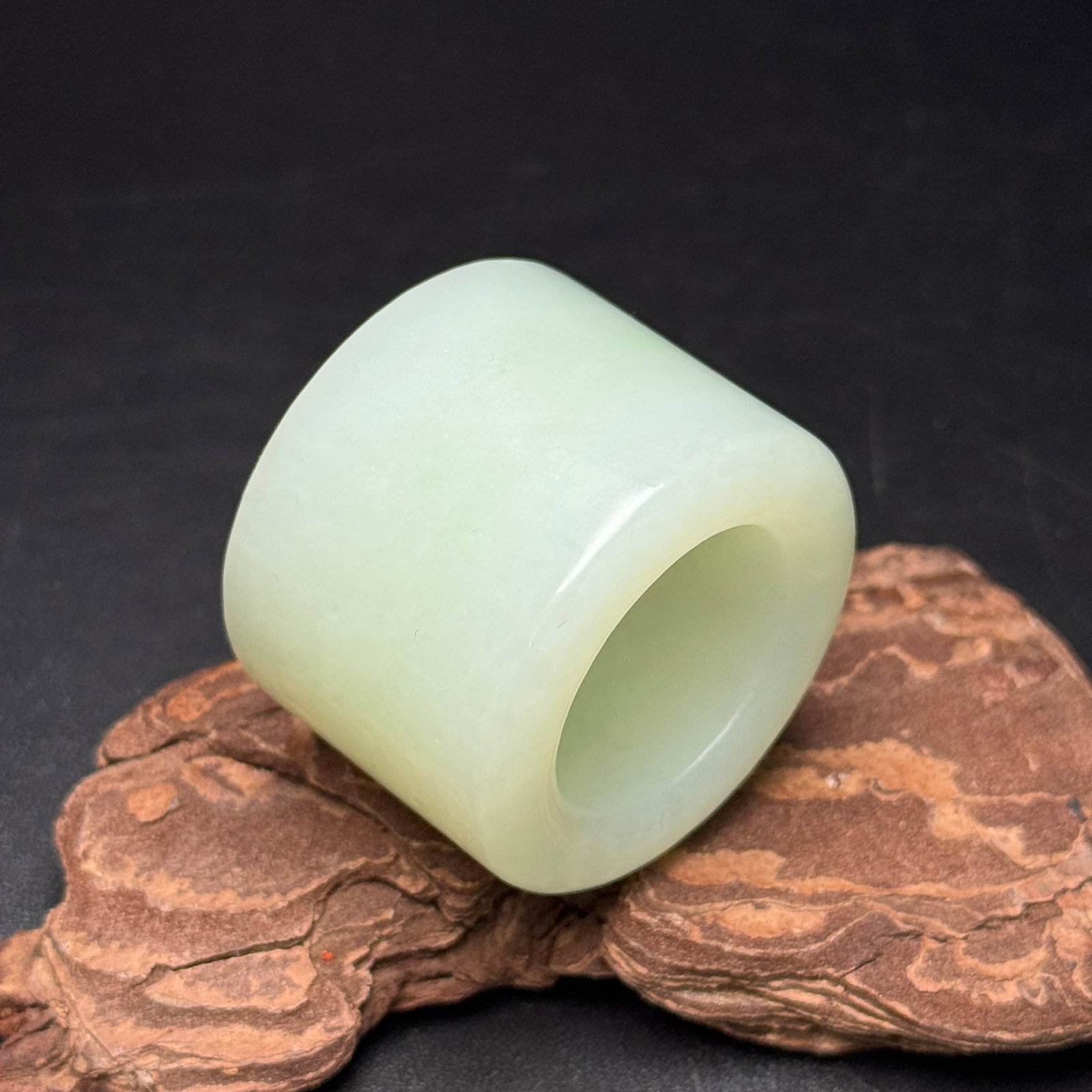 Inside Diameter 24mm Hetian Jade Thumb Ring: Title: Inside Diameter 24mm Hetian Jade Thumb Ring Origin: Chinese Date/Period: After2000 Materials: Hetian Jade Dimensions: 24x39x30(mm) 0.94x1.54x1.18(inches) Weight 0.14 lbs/64g Reserve: $389.00