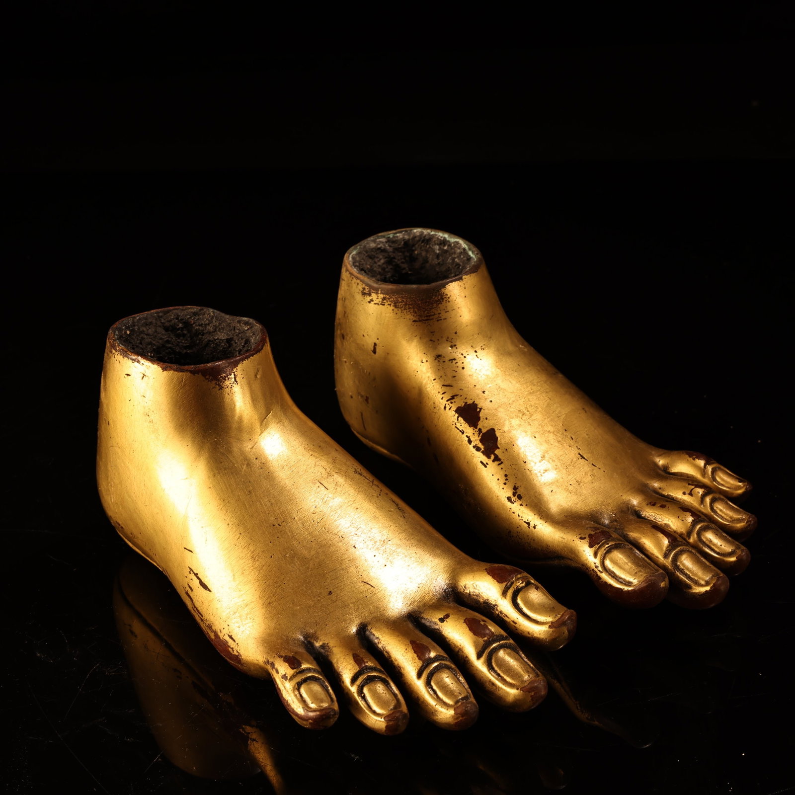 A Pair Gilt Gold Bronze Feet Statue: Title: A Pair Gilt Gold Bronze Feet Statue Origin: Chinese Date/Period: After1900 Materials: Gilt Gold Bronze Dimensions: 160x80(mm) 6.30x3.15(inches) Weight 4.41 lbs/2000g Reserve: $599.00 Shipping: