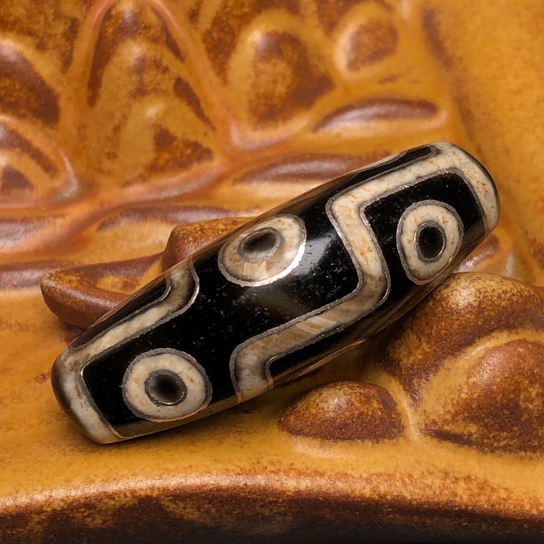 Old Tibetan Nine Eyes DZI Agate Inlay Silver Wire Pendant: Title: Old Tibetan Nine Eyes DZI Agate Inlay Silver Wire Pendant Origin: Chinese Date/Period: After1910 Materials: DZI Agate,Silver Wire Dimensions: 47x19x15(mm) 1.85x0.75x0.59(inches) Weight 0.04