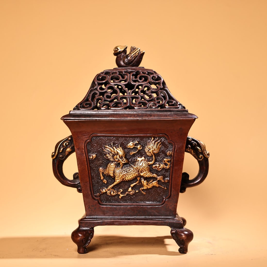 Old Gilt Gold Copper Kylin Incense Burner: Title: Old Gilt Gold Copper Kylin Incense Burner Origin: Chinese Date/Period: After1880 Materials: Gilt Gold Copper Dimensions: 210x160(mm) 8.27x6.30(inches) Weight 7.43 lbs/3370g Reserve: $899.00 Sh