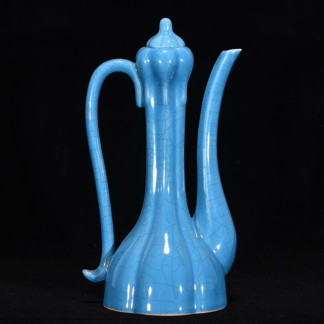 Chai Kiln Blue Glaze Porcelain Wine Pot: Title: Chai Kiln Blue Glaze Porcelain Wine Pot Origin: Chinese Date/Period: After1900 Materials: Porcelain Dimensions: 200x110(mm) 7.87x4.33(inches) Reserve: $799.00 Shipping: Domestic: Shipping