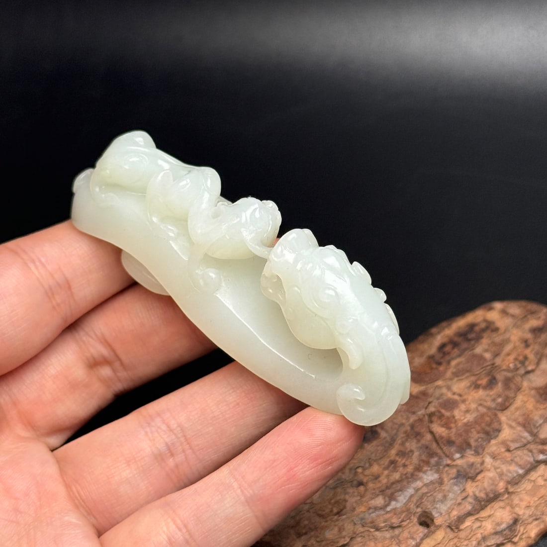Hetian Jade Hand Carved Dragon Head Belt Buckle: Title: Hetian Jade Hand Carved Dragon Head Belt Buckle Origin: Chinese Date/Period: After2000 Materials: Hetian Jade Dimensions: 79x30x19(mm) 3.11x1.18x0.75(inches) Weight 0.11 lbs/50g Reserve: