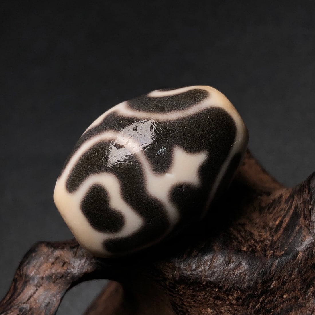 Old Tibetan DZI Agate Pendant: Title: Old Tibetan DZI Agate Pendant Origin: Chinese Date/Period: After1910 Materials: DZI Agate Dimensions: 23x16(mm) 0.91x0.63(inches) Weight 0.02 lbs/8.7g Reserve: $179.00 Shipping: Domestic: