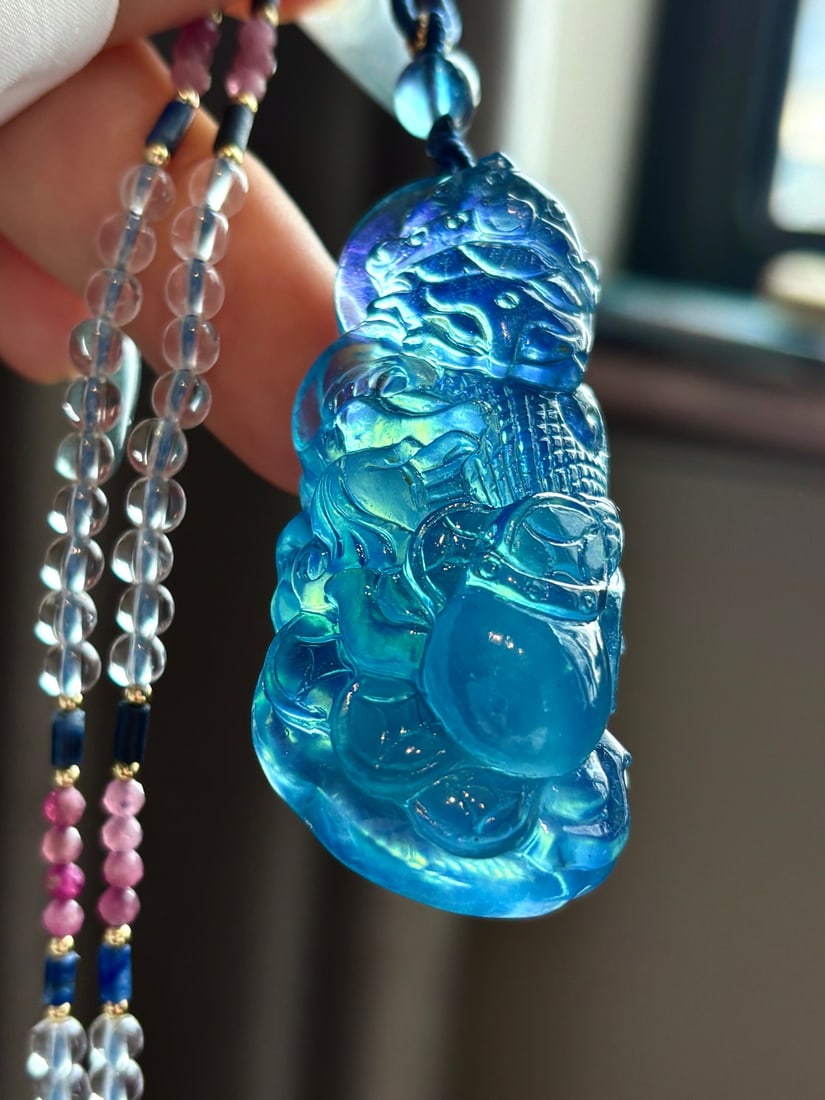 Natural Aquamarine Hand Carved Fox Pendant with Certificate: Title: Natural Aquamarine Hand Carved Fox Pendant with Certificate Origin: Chinese Date/Period: After2026 Materials: Aquamarine Dimensions: 57x27x21(mm) 2.24x1.06x0.83(inches) Weight 0.10 lbs/44.5g