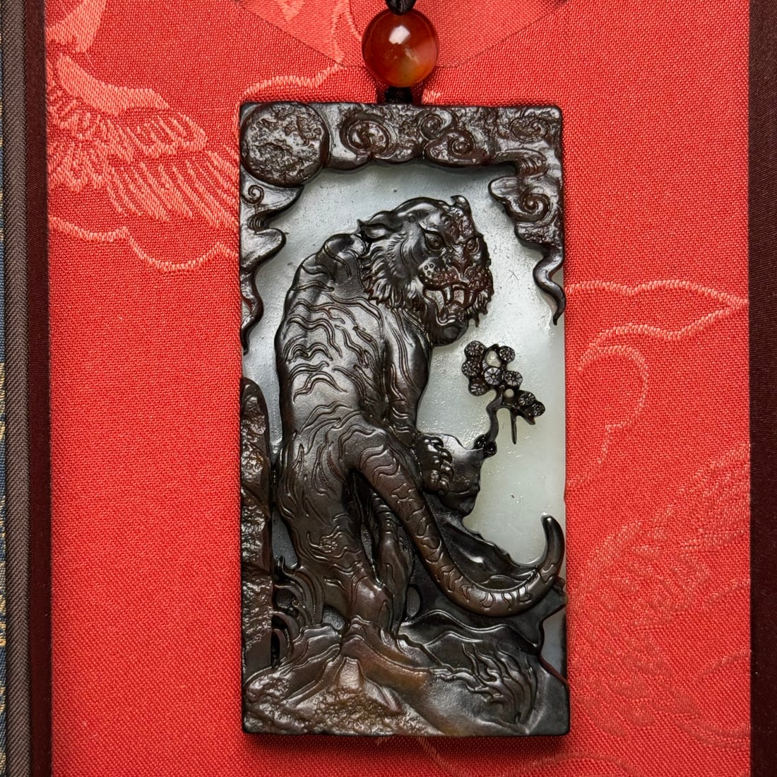 Superb Hetian Jade Hand Carved Tiger Pendant: Title: Superb Hetian Jade Hand Carved Tiger Pendant Origin: Chinese Date/Period: After2025 Materials: Hetian Jade Dimensions: 84x44x16(mm) 3.31x1.73x0.63(inches) Weight 0.32 lbs/143g Reserve:
