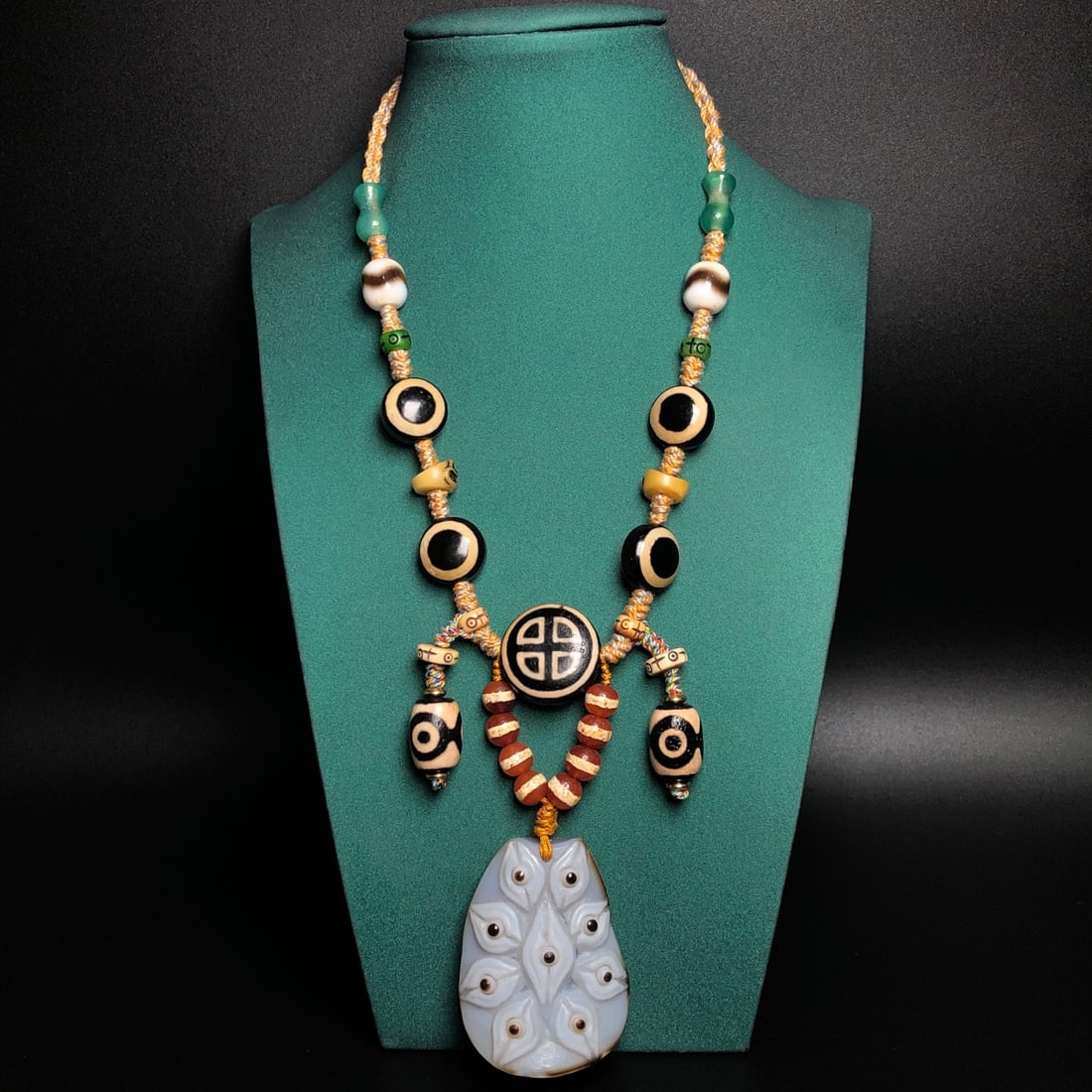 Old Tibetan Nine Eyes DZI Agate Pendant w Necklace: Title: Old Tibetan Nine Eyes DZI Agate Pendant w Necklace Origin: Chinese Date/Period: After1900 Materials: DZI Agate Dimensions: 40x53x18(mm) 1.57x2.09x0.71(inches) Reserve: $180.00 Shipping: