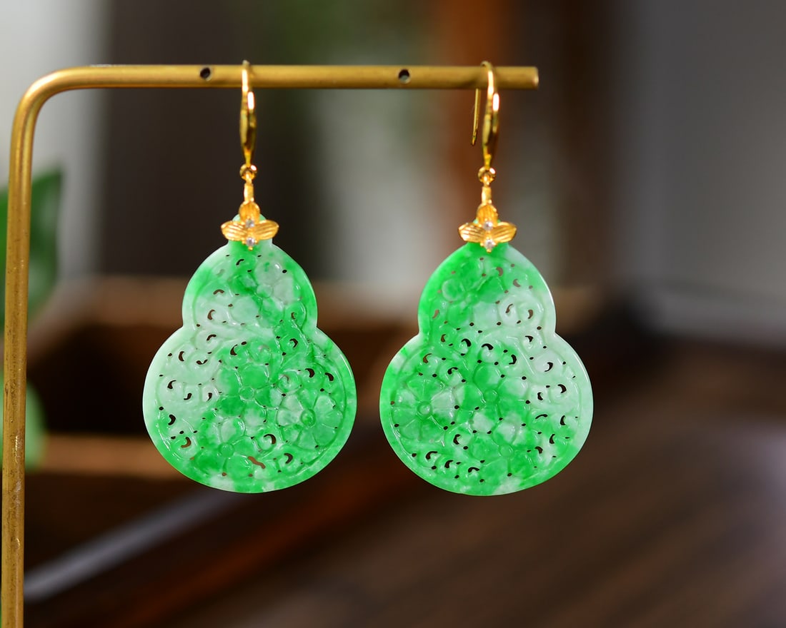 A Pair Silver Inlay Green Jadeite Gourd Earrings: Title: A Pair Silver Inlay Green Jadeite Gourd Earrings Origin: Chinese Date/Period: After2020 Materials: Jadeite Dimensions: 38x28x2.6(mm) 1.50x1.10x0.10(inches) Reserve: $289.00 Shipping: Domestic: