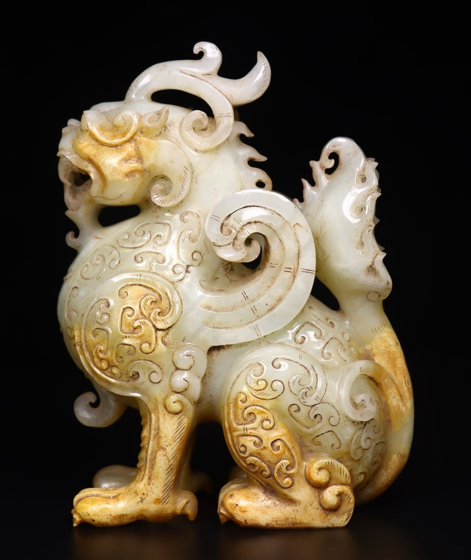 Vintage Hetian Jade Lucky Beast Statue: Title: Vintage Hetian Jade Lucky Beast Statue Origin: Chinese Date/Period: After1800 Materials: Hetian Jade Dimensions: 145x100x50(mm) 5.71x3.94x1.97(inches) Weight 2.00 lbs/908g Reserve: $1,688.00