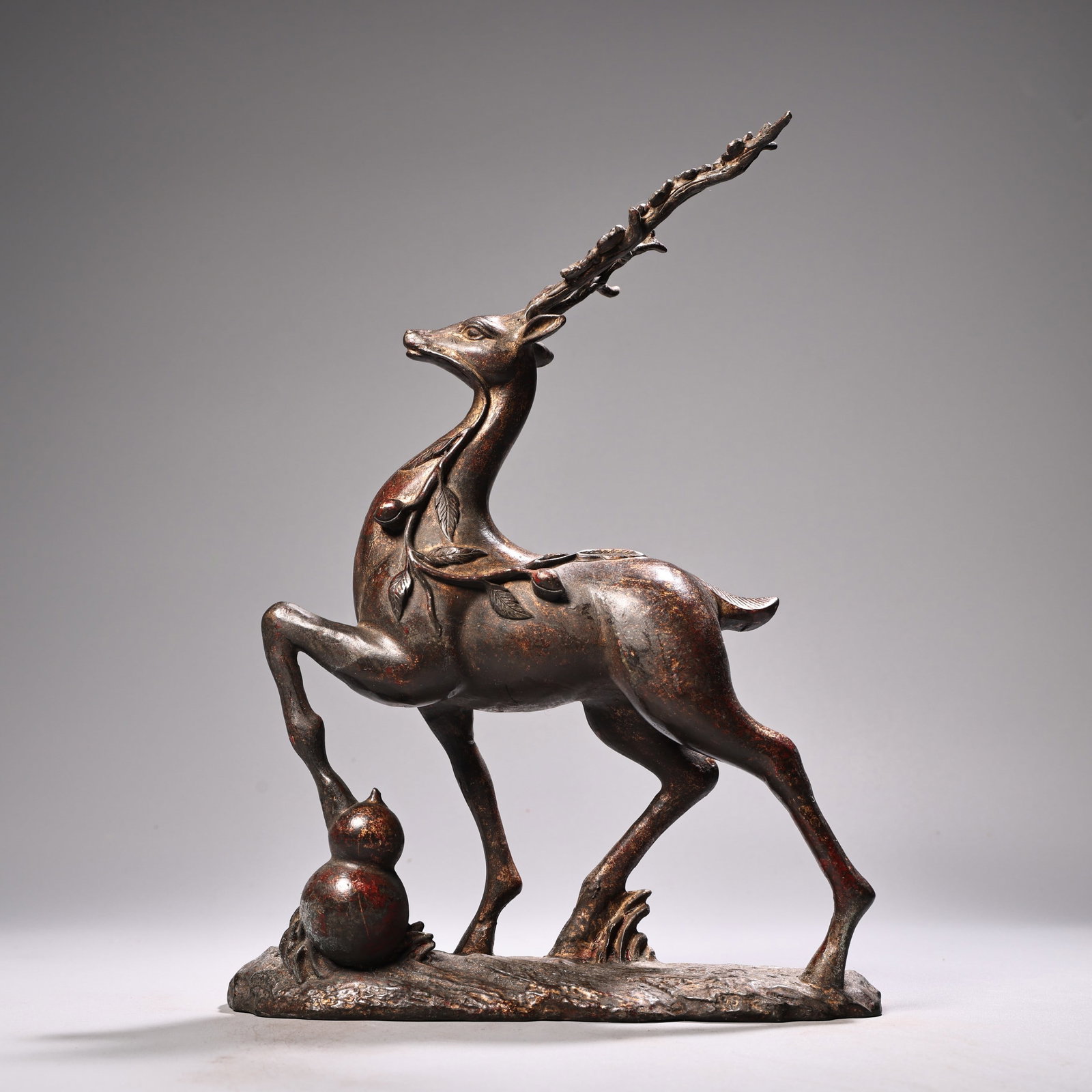 Vintage Bronze Deer Statue: Title: Vintage Bronze Deer Statue Origin: Chinese Date/Period: After1900 Materials: Bronze Dimensions: 300x220(mm) 11.81x8.66(inches) Weight 3.74 lbs/1700g Reserve: $699.00 Shipping: Domestic: